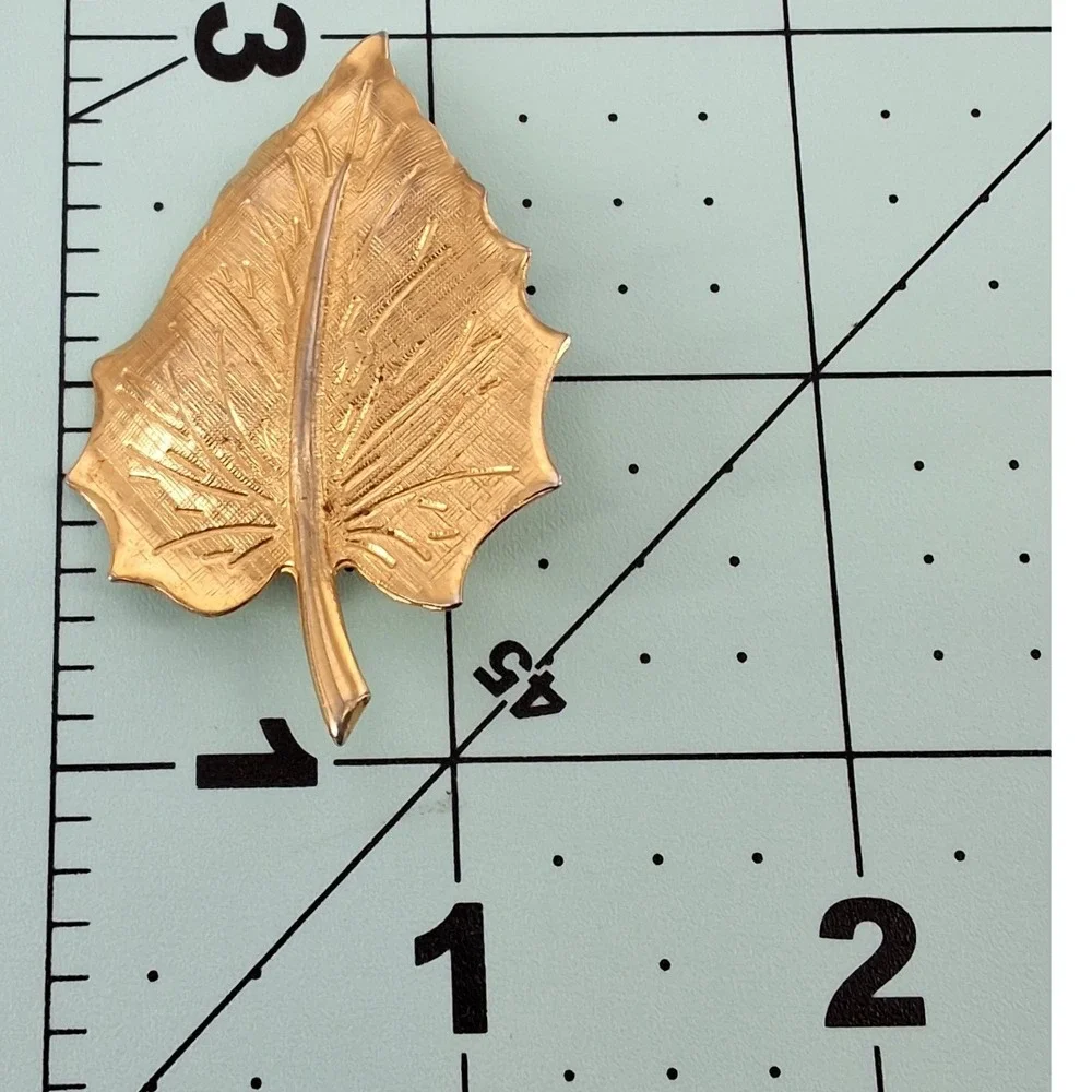 Vintage Gold Tone Textured Maple Leaf Brooch‎ Pin Fall Botanical Jewelry